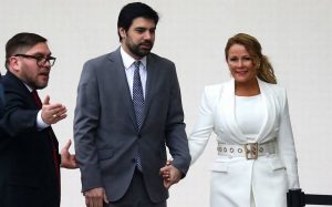 Joaquín Lavín León defiende a Cathy Barriga por aumento de ...