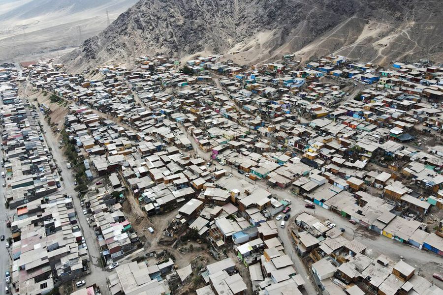 En Chile hay más de mil campamentos con casi 72 mil hogares en su