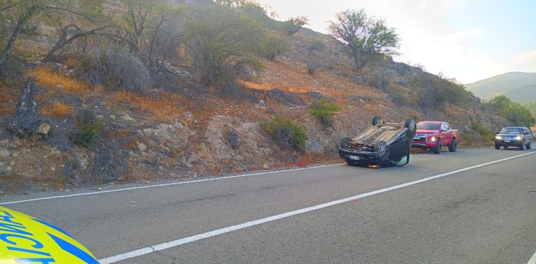 Volcamiento de vehículo en el kilómetro 14 de la ruta entre Vallenar y Alto del Carmen.